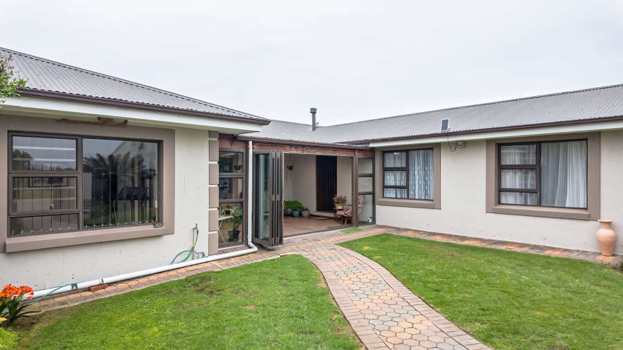 6 Bedroom Property for Sale in Aalwyndal Western Cape